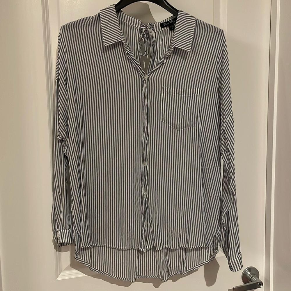 Velvet Heart Women’s Button Down Collared Shirt Size Medium